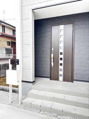 【新築戸建】桐生市相生町2丁目の玄関|■玄関｜「玄関から、我が家を心地よく。自然の風や光を感じられる気持ちのいい玄関へ。」永く居心地のいい暮らしを演出する快適性能と安心を両立させたドア♪