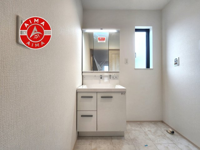 福岡市南区柏原6丁目第1-2棟（A号棟）の内観：施工例|毎日使うものだから清潔な空間を保ちたい水回り。洗面にはそんな願いを解消させてくれる収納アイデアが満載です。三面鏡の裏側にはキャビネットが現れ小物から背の高い物まで収納できます。