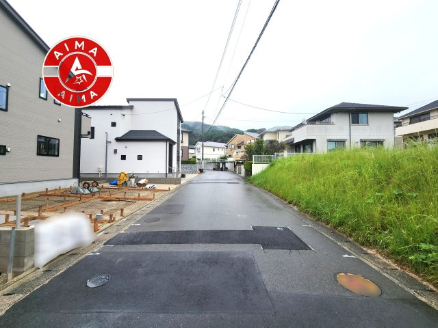 福岡市南区柏原6丁目第1-2棟（A号棟）の前面道路含む現地写真|前面道路は閑静な住宅地をはしる車通りの少ない道路。お車の出し入れが苦手なママや小さなお子様にも安心ですね。しっかり舗装もされているので、ベビーカーや自転車で通っても快適に通行できます。