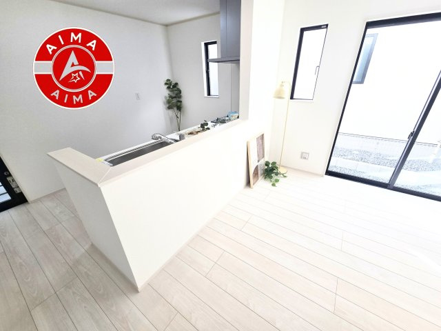 福岡市南区柏原6丁目第1-2棟（A号棟）の内観：施工例|キッチンから立ち込める香りが今日の料理を期待させます。