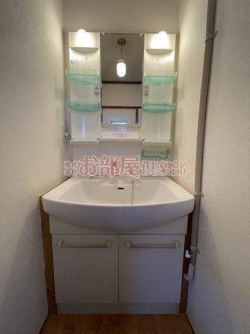 コムレッドハウスの洗面所|明るい洗面所です