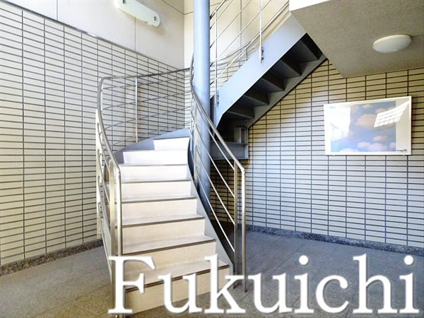 いしおかビル中央のエントランス