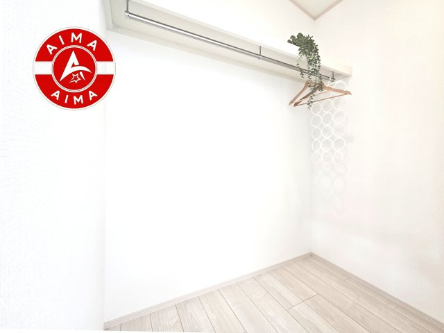 福岡市南区柏原6丁目第1-2棟（B号棟）の内観：施工例|洋服や大きな荷物が多い方や人数の多いご家族などは、一般的なクローゼットよりもウォークインクローゼットのほうが使い勝手が良いです。