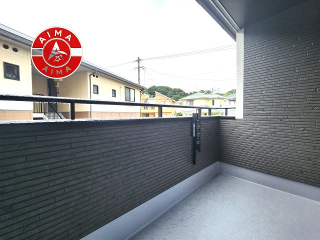 福岡市南区柏原6丁目第1-2棟（B号棟）の外観：施工例|風をしっかりと感じられるバルコニーでは、毎日が洗濯日和です。広々としているので洗濯も楽しくなるでしょうし、気分転換にバルコニーからの眺めを楽しむのもいいでしょう。