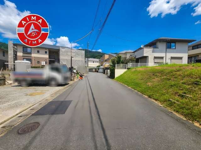 福岡市南区柏原6丁目第1-2棟（B号棟）の前面道路含む現地写真|前面道路は閑静な住宅地をはしる車通りの少ない道路。お車の出し入れが苦手なママや小さなお子様にも安心ですね。しっかり舗装もされているので、ベビーカーや自転車で通っても快適に通行できます。