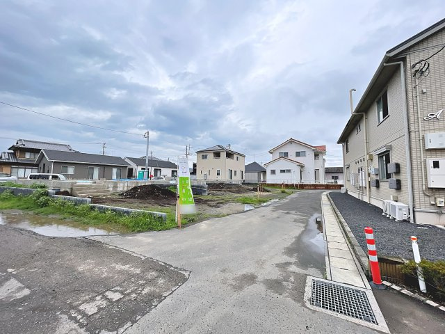 新築戸建・新築建売　太田市市場町第6　毛里田小学校・毛里田中学校の前面道路含む現地写真