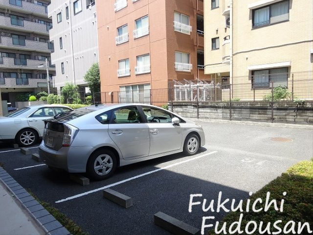 ガーデン目黒平町の駐車場