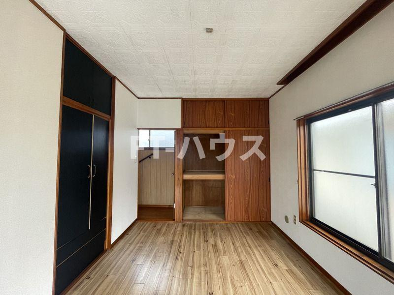 千葉市花見川区長作台一丁目戸建ての居間・リビング