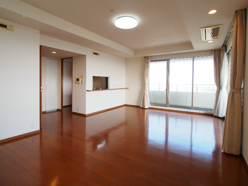 広大な青い空を見渡す眺望を室内に取り込む為にワイドなハイサッシを採用