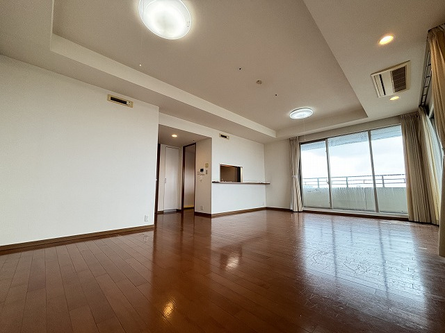 広大な青い空を見渡す眺望を室内に取り込む為にワイドなハイサッシを採用