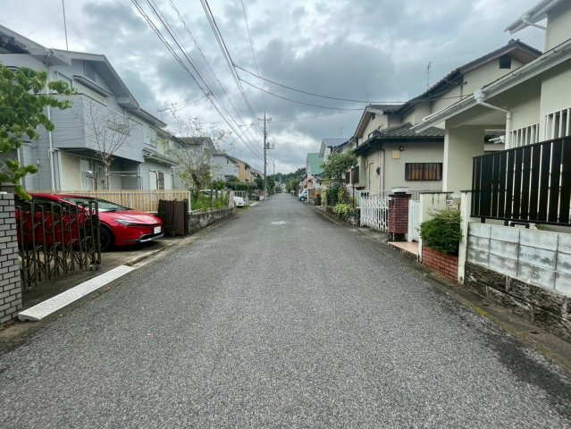 山武市日向台　中古戸建の前面道路含む現地写真