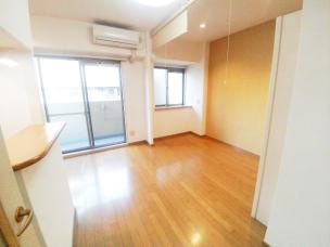オリエントコートの居間・リビング