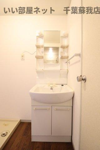 ファーストヴューラ弐番館の独立洗面台|独立洗面台、小物を置くことができて便利です
