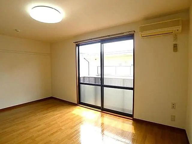 クレセントハウスⅠの内装|明るい室内です