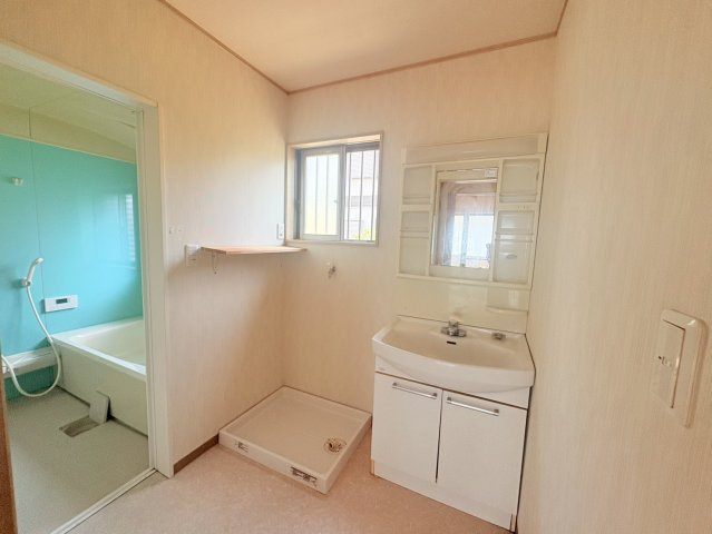 売中古戸建　藤枝市時ケ谷の独立洗面台|白基調の落ち着いた脱衣所！