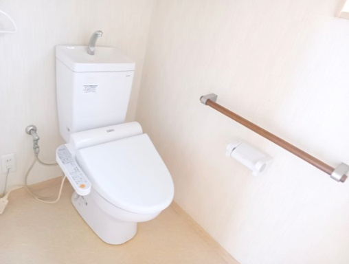 売中古戸建　藤枝市時ケ谷のトイレ|トイレは手すりが付いた安心仕様です！