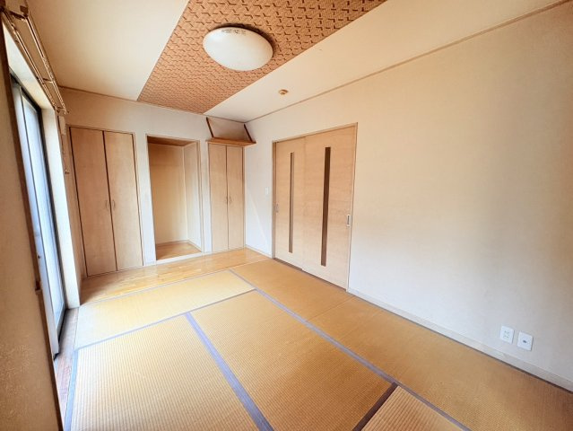 売中古戸建　藤枝市時ケ谷の和室|明るい光が入る和室は収納も充実してます！