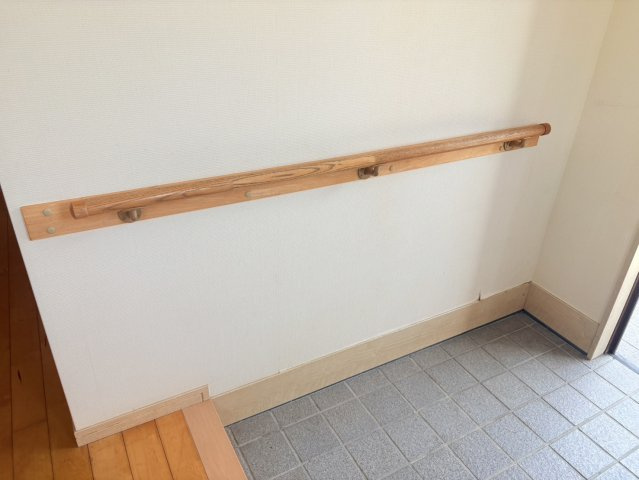 売中古戸建　藤枝市時ケ谷の玄関|玄関には手すりがついていて、お子様から高齢者まで使いやすいです！