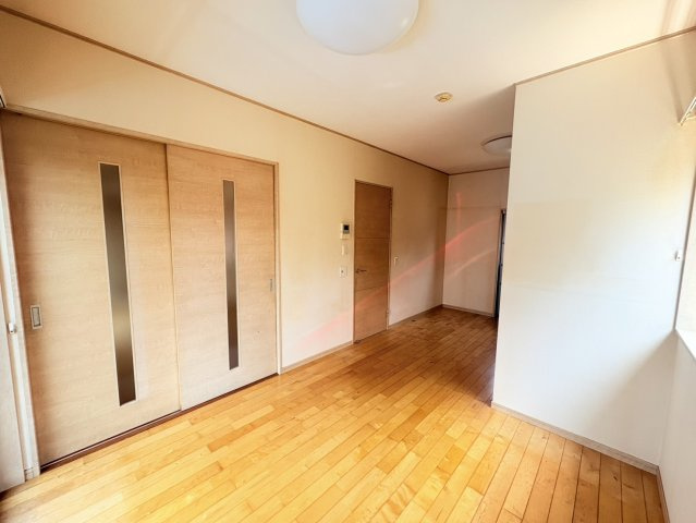 売中古戸建　藤枝市時ケ谷の居間・リビング|リビングからお庭を見ることができます！