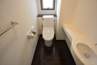 温水洗浄便座付きのトイレです♪