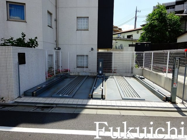 ビバリーホームズ目黒鷹番の駐車場