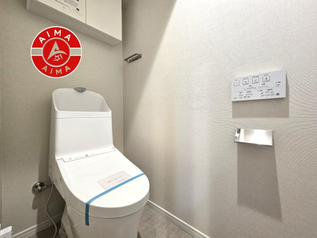 ライオンズマンション長住南第2のトイレ|白を基調とした、シンプルながらも落ち着くデザイン。洗浄付き温水便座で機能性も兼ね備えています