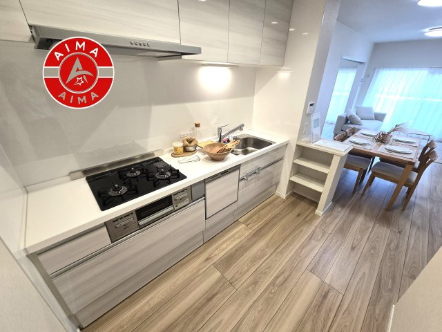 ライオンズマンション長住南第2のキッチン|ダイニングテーブルへの配膳がラクラク、お料理はかどるカウンター付きシステムキッチン！