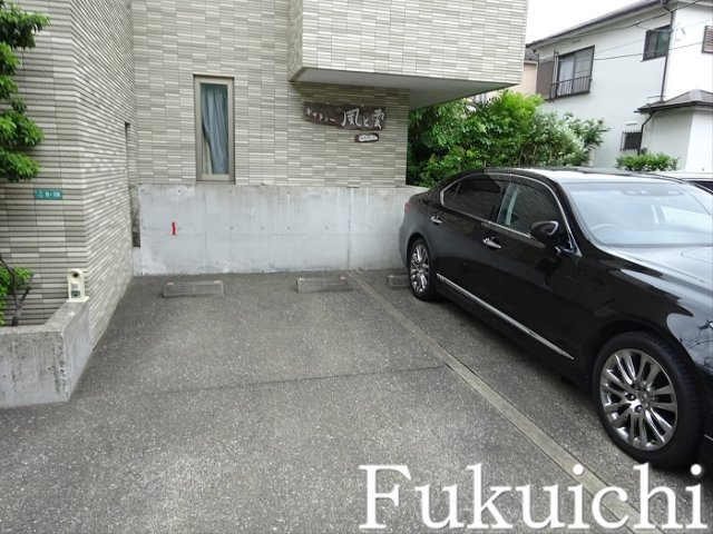 プレアード目黒の駐車場