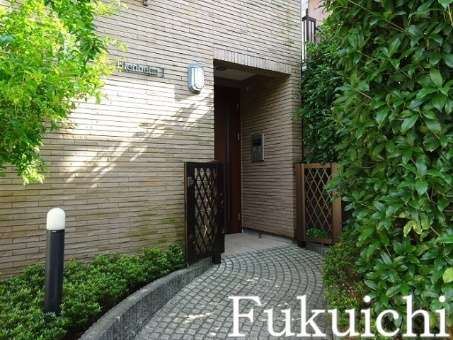 目黒区中町１丁目のアパートのエントランス