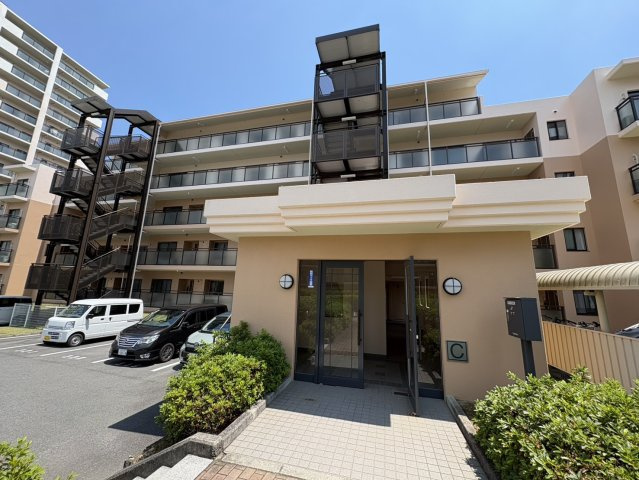 東急ドエルアルス三田ウッディタウン中央C棟のエントランス