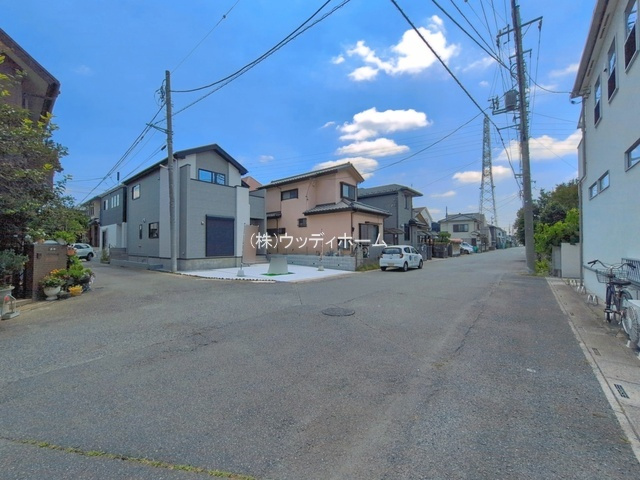 越谷市赤山町22期　新築一戸建ての前面道路含む現地写真