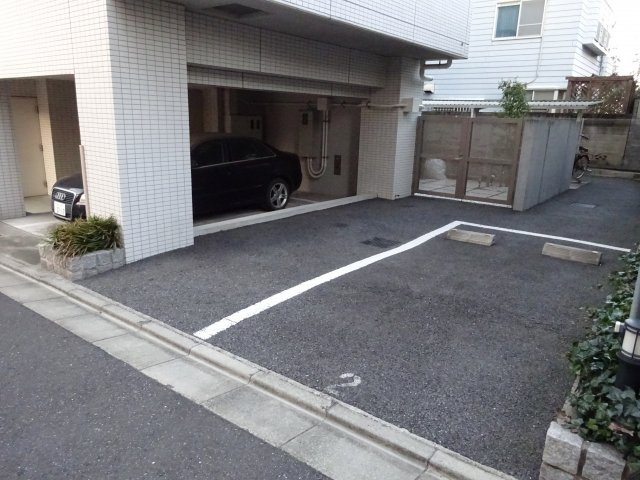 リバーレ自由が丘の駐車場