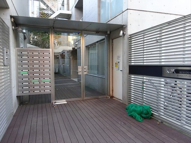 世田谷区下馬１丁目の賃貸マンションのエントランス