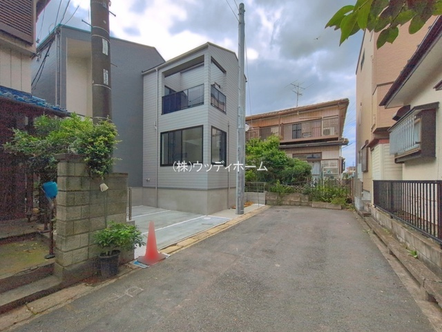 越谷市伊原　新築一戸建ての前面道路含む現地写真