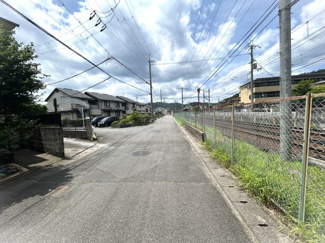 【前面道路含む現地写真】 | 岩倉南木野町　中古戸建【岩倉南小学校区・車2台駐車可】