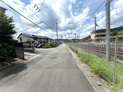 【前面道路含む現地写真】 | 岩倉南木野町　中古戸建【岩倉南小学校区・車2台駐車可】