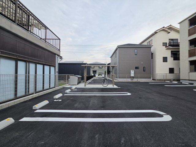 GRASS FIELDS SERENA Ⅷの駐車場