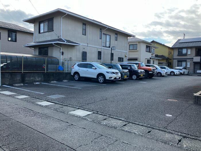 ニュー　エクセルの駐車場