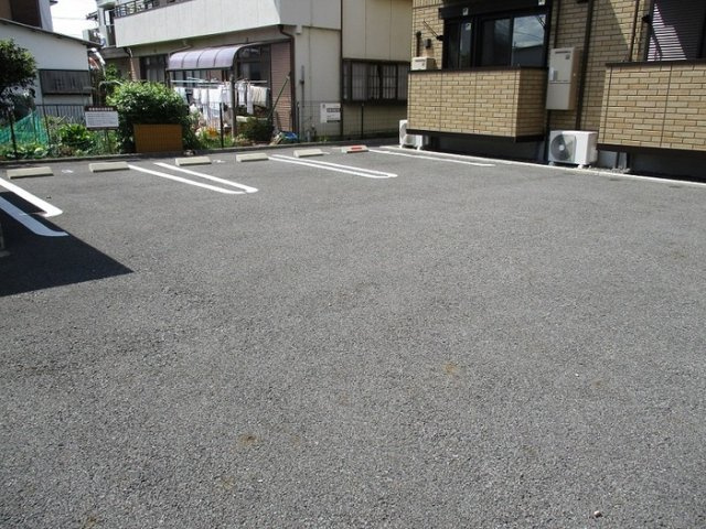 メゾン四日町の駐車場