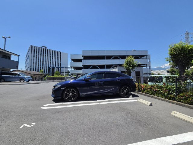 ヴィラメゾンMAKIの駐車場
