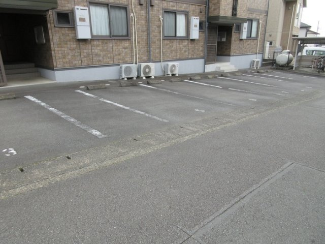 アムールの駐車場