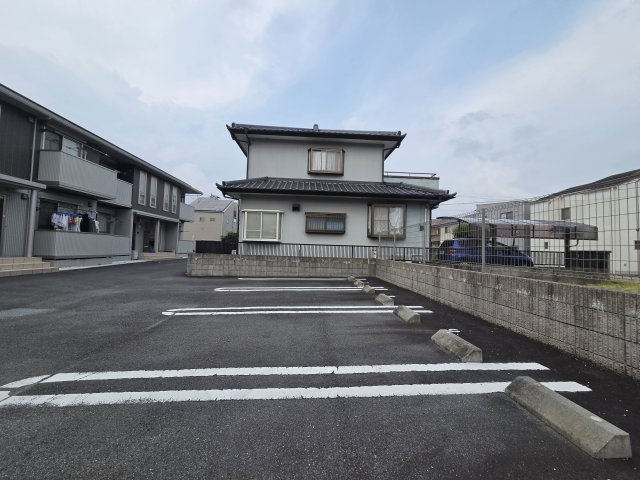 リーヴ カルムの駐車場