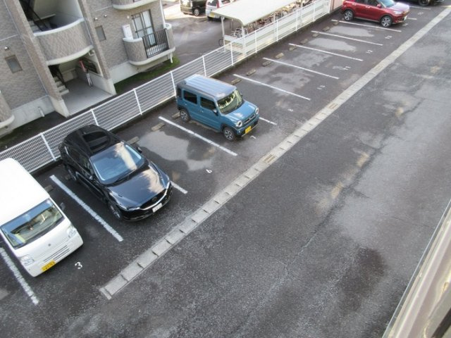ジュネスの駐車場