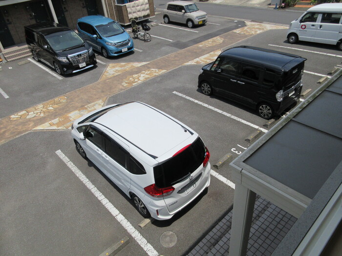 センターヒルズ　弐番館の駐車場