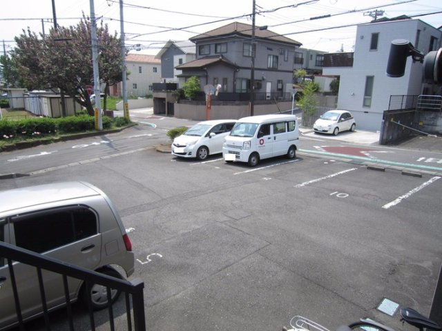 プレミール秋の駐車場