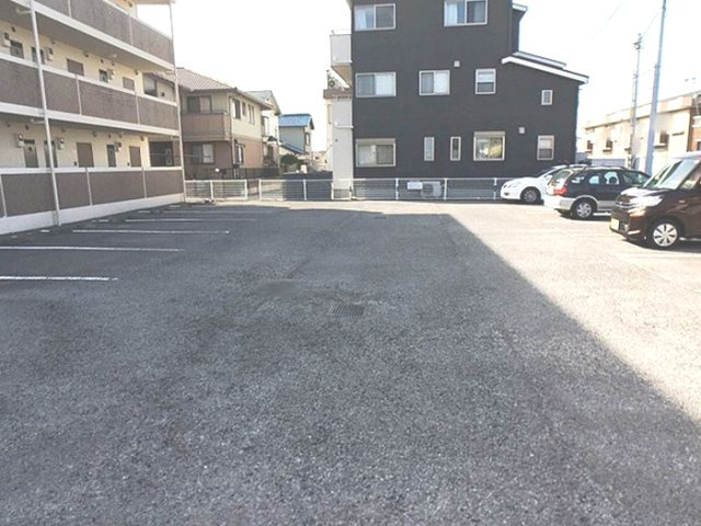 サンライズ大塚の駐車場