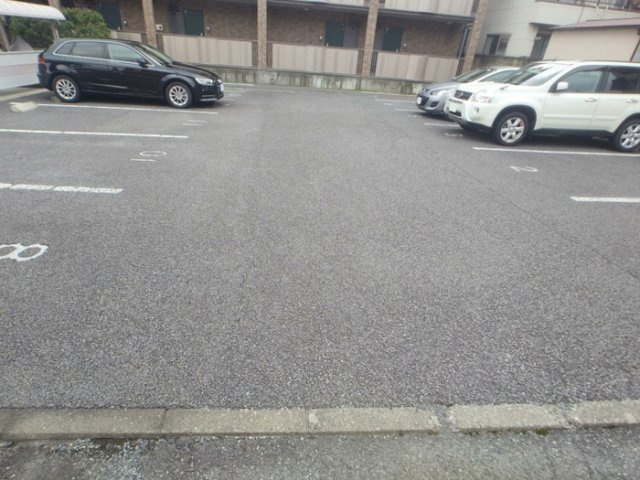 クレールＴＫの駐車場