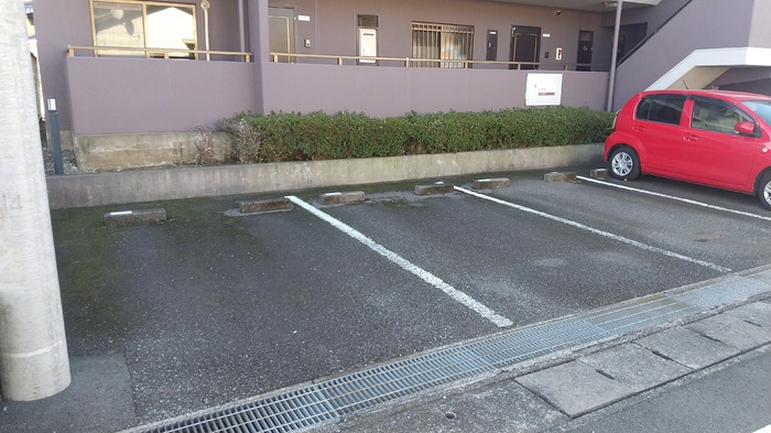クレスト西添の駐車場