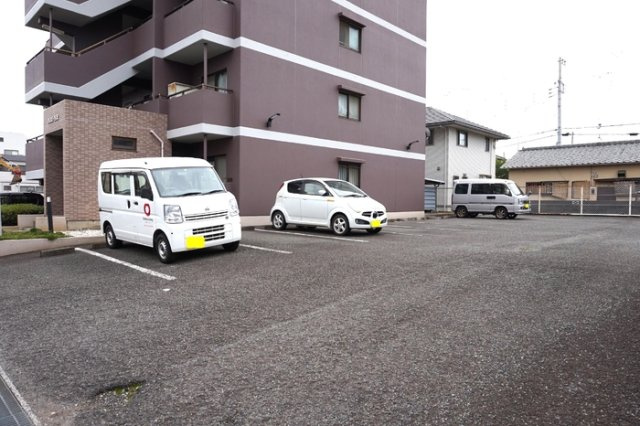 クレスト西添の駐車場