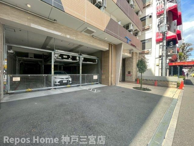 SERENiTE三宮の駐車場